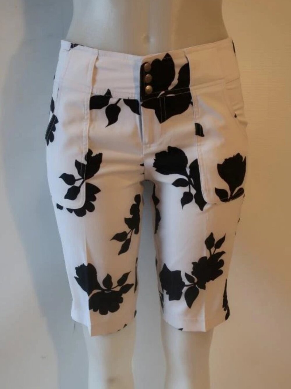 Womens Jofit White Black Floral Print Flat Front Bermuda Shorts 00 *
